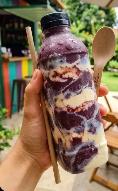 Garrafa com camadas de açaí e acompanhamentos